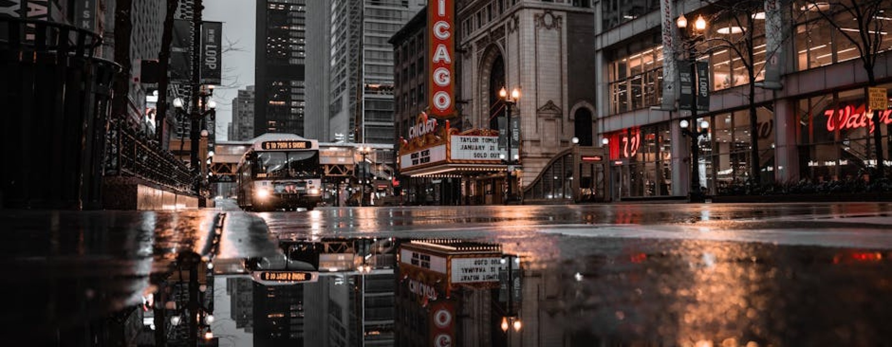 chicago theatre district at night - apartments near chicago theatres