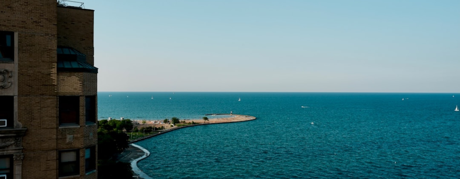 Apartments near Lake Michigan shoreline with Chicago skyline